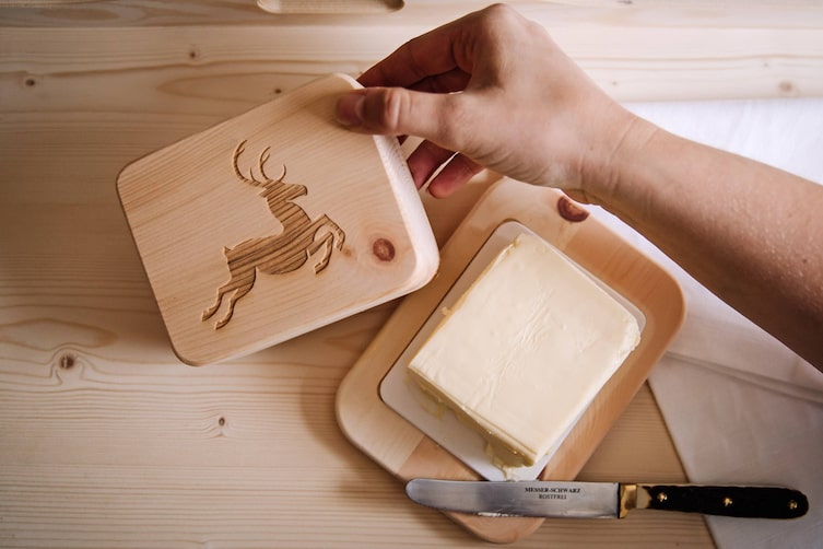 Butterdose aus Zirbe mit Hirschmotiv, Servus am Marktplatz