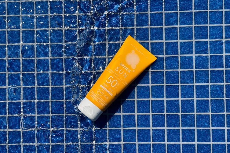 Sonnencreme von. Speick Naturkosmetik in einem Pool