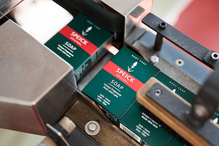 Die verpackte Speickseife in der Herstellung am Fließband