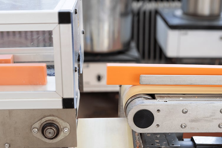 Die Speick-Seife mit ihrer bekannten lachsfarbe in der Produktion am Fließband