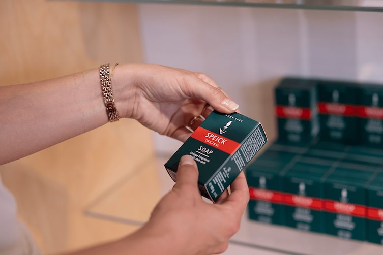 Eine Dame hält die verpackt Speickseife in der Hand