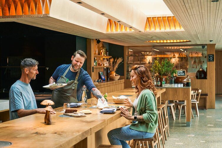 Steirereck Inhaber Heinz Reitbauer Junior serviert den Gästen seine preisgekrönten Kreationen gerne selbst.