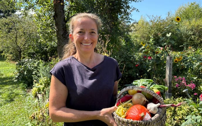 Daniela in ihrem Bauerngarten