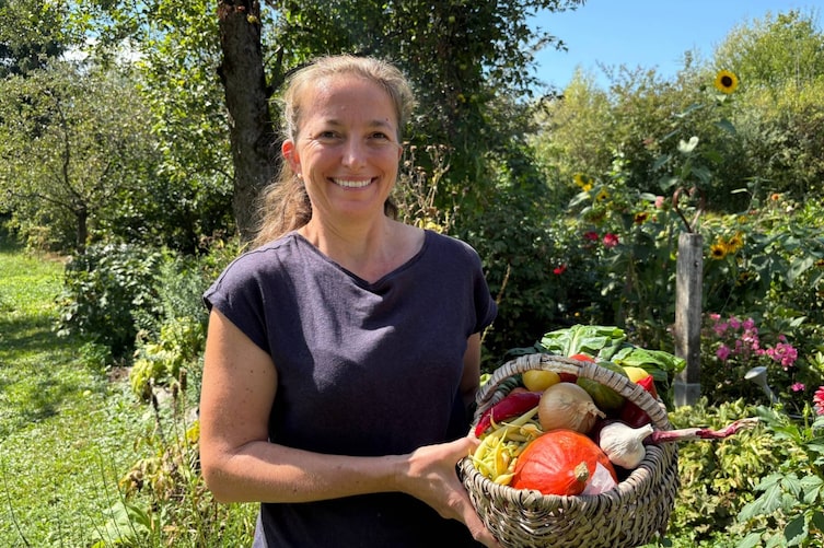Daniela in ihrem Bauerngarten