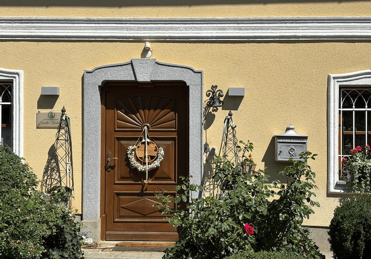 Hinter der liebevoll geschmückten Haustür liegt das Zuhause der Familie Neubauer.