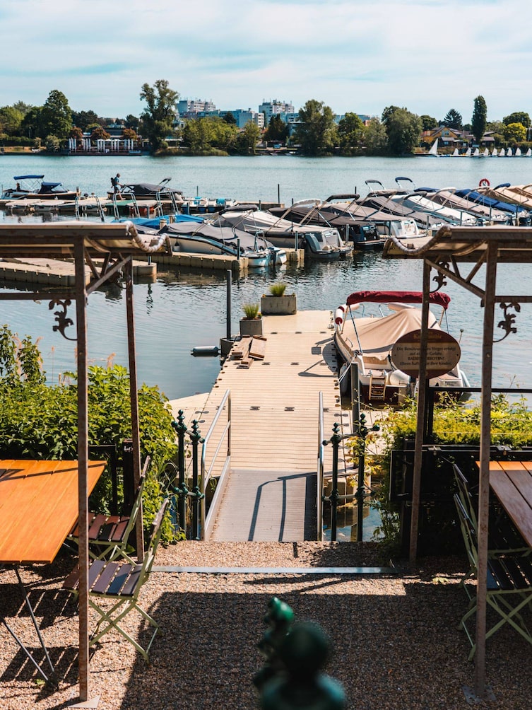 Der Steg bei der alten Donau vom Restaurant "Zur Kaisermühle"