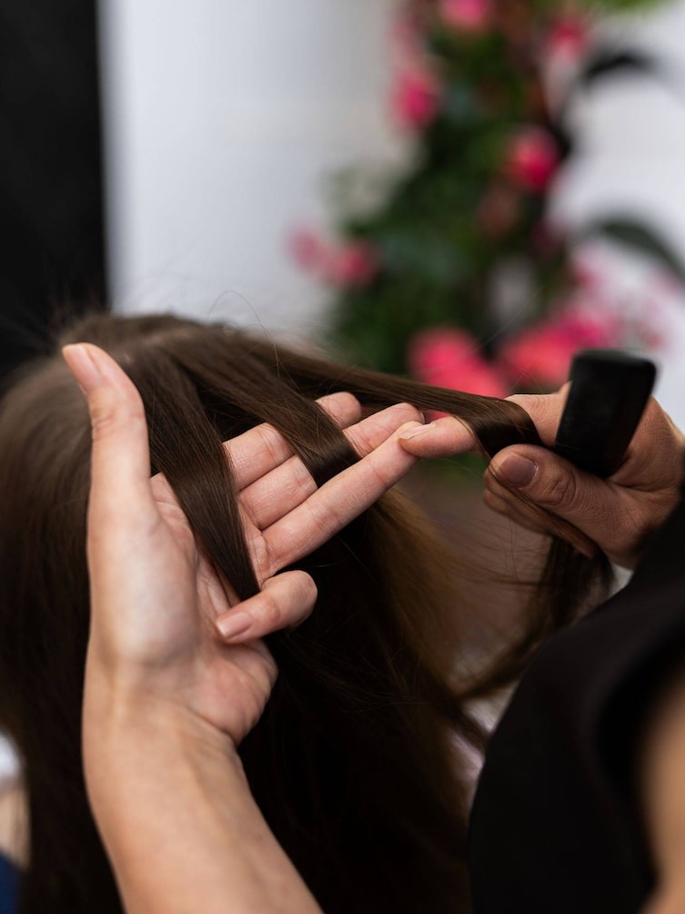 Drei Haarstränge bereit zum Flechten