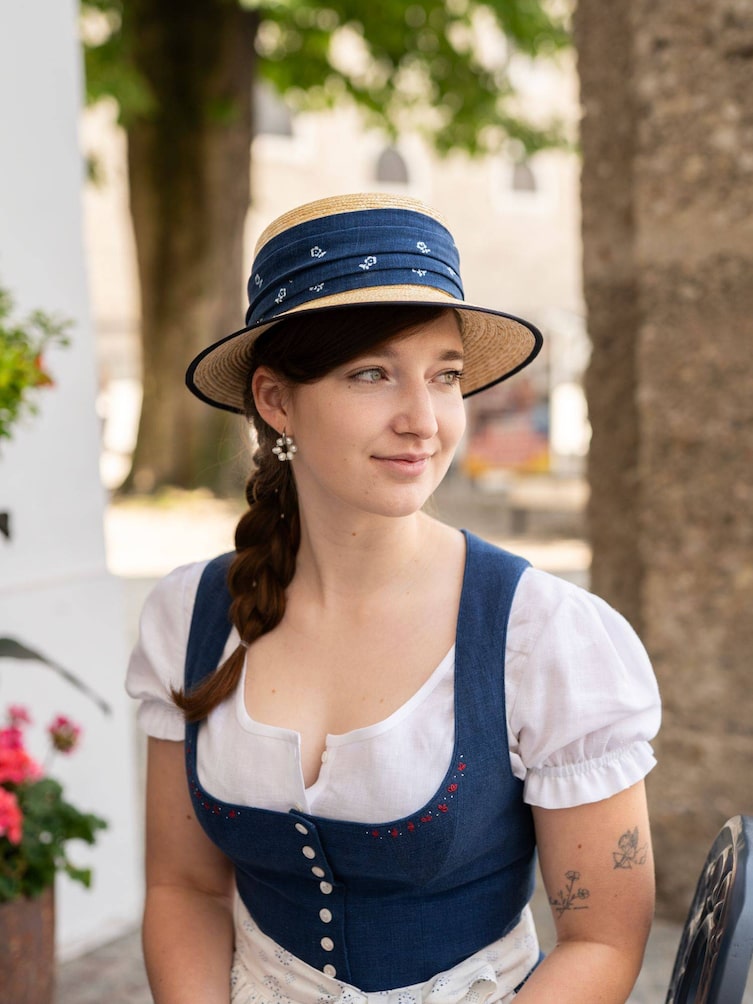 Dirndl mit Hut