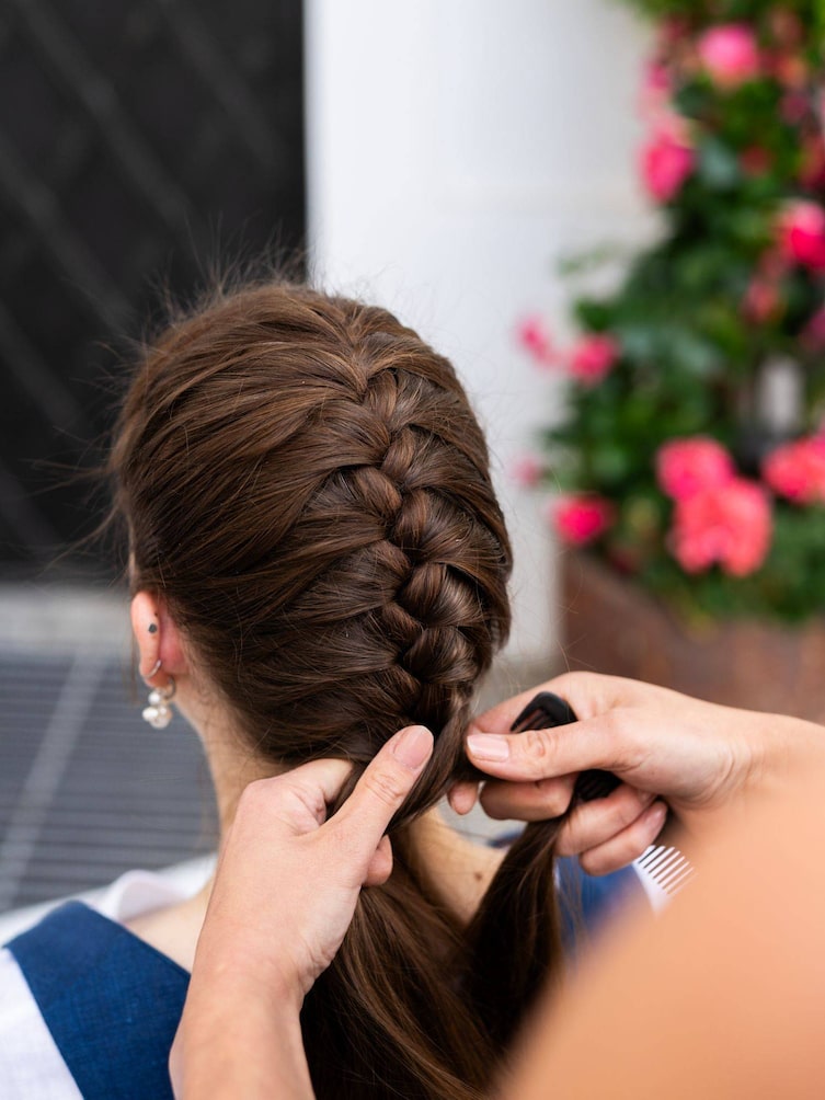 Ein Bauernzopf wird geflochten.