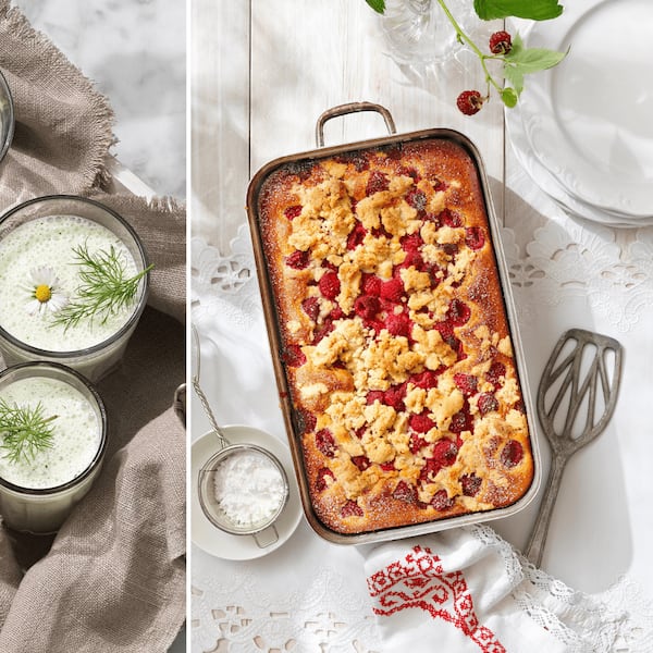 Collage aus zwei Joghurt-Rezepten: Feldgurken-Kaltschale mit Dill und Gänseblümchen in Gläsern sowie ein Himbeerkuchen mit Butterstreuseln in der Backform