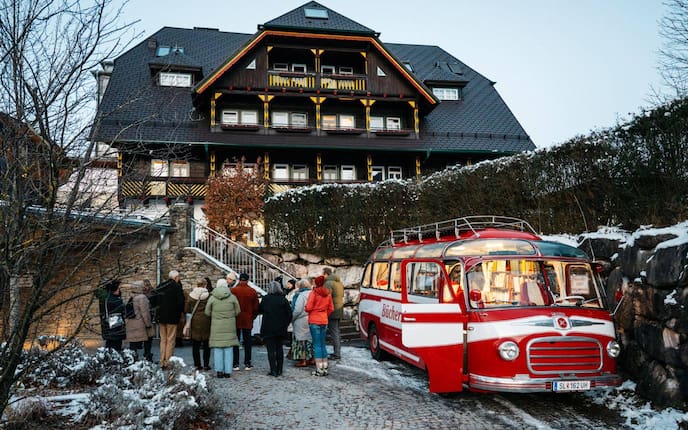Wasnerin von außen und Bücherbus und Menschengruppe