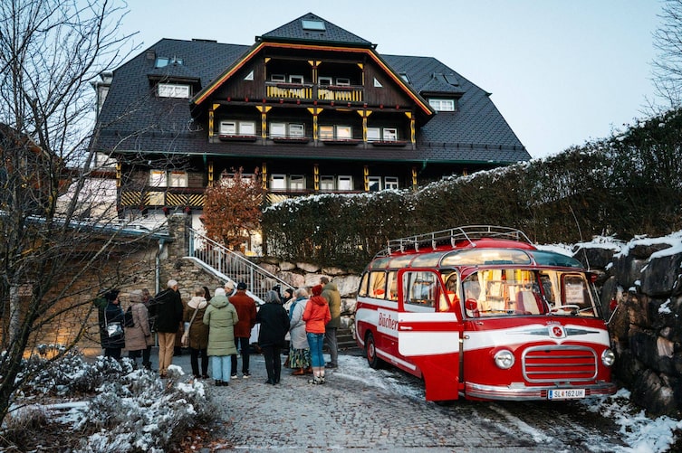 Wasnerin von außen und Bücherbus und Menschengruppe