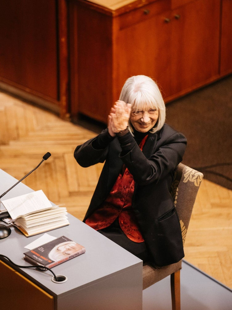 Erika Pluhar applaudiert.