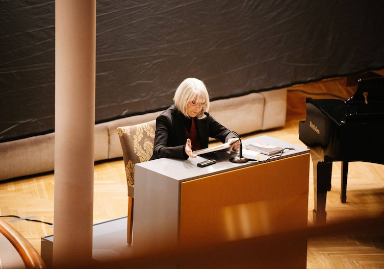 Erika Pluhar liest vor.