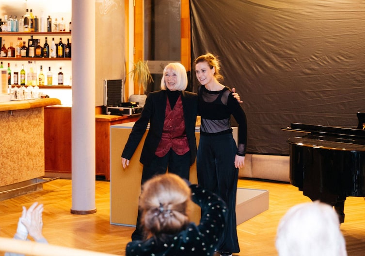 Erika Pluhar und Thaïs Bernarda Bauer verbeugen sich.