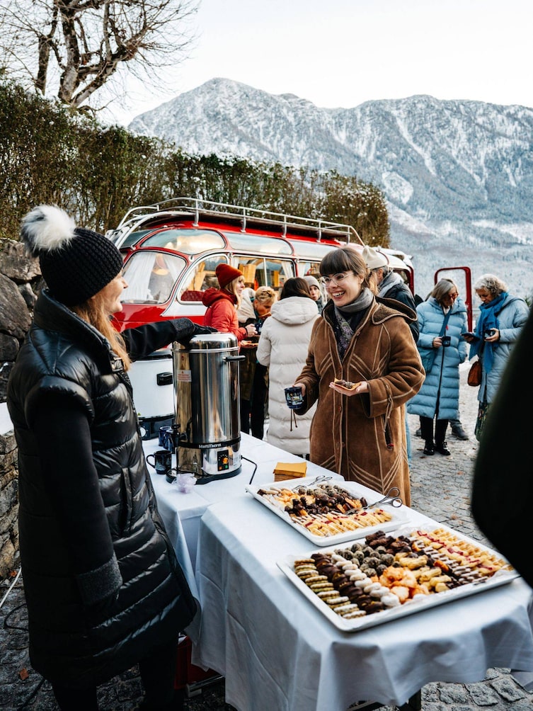 Draußen bei der Wasnerin, Theodora Bauer vor Keksen und Glühwein