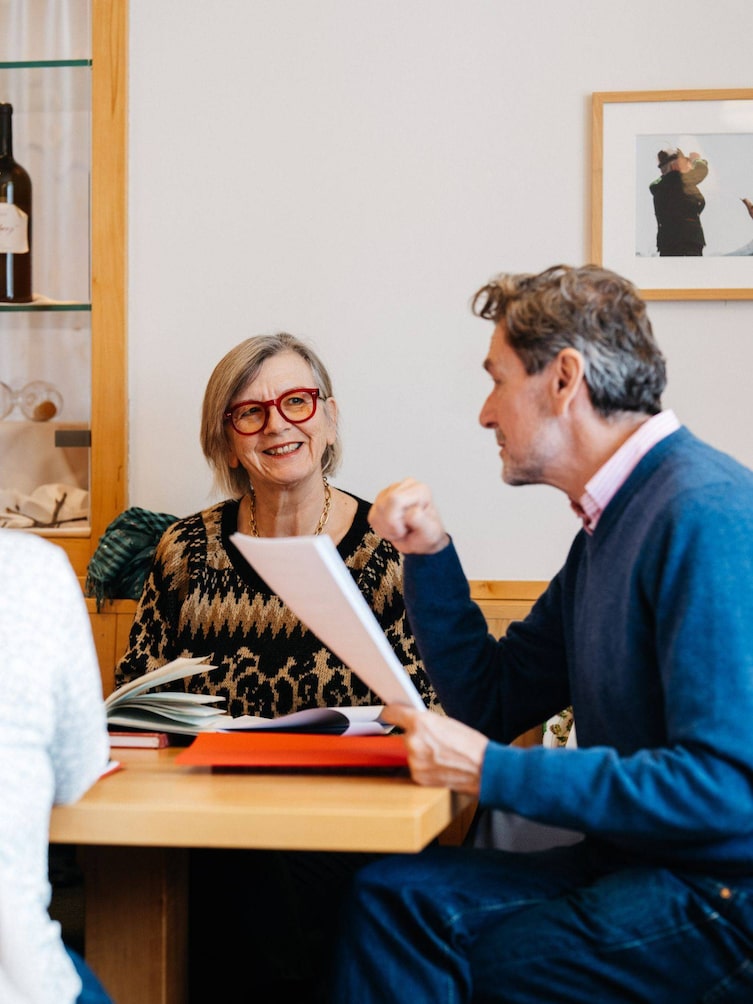 Teilnehmerin lächelt Harald Nachförg an.