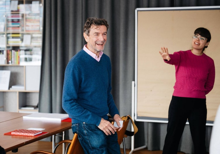 Harald Nachförg und Theodora Bauer lachen.