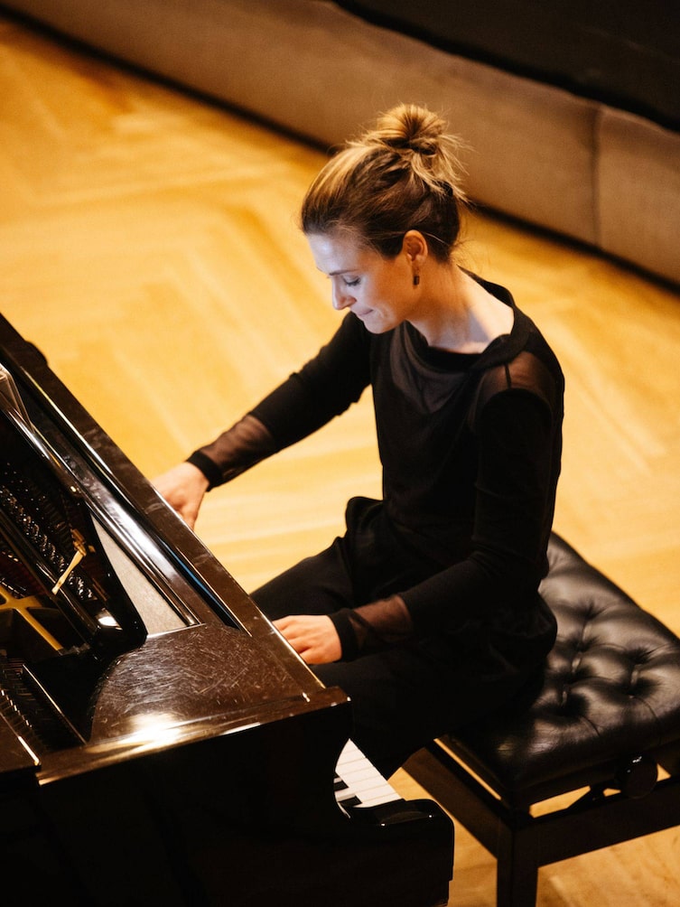 Thaïs Bernarda Bauer begleitet Erika Pluhar am Klavier.