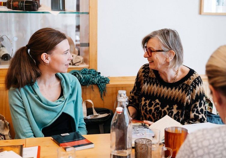 Teilnehmerin reden miteinander.
