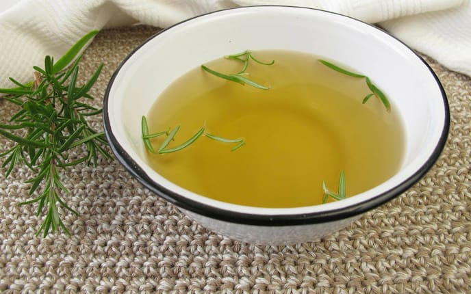 Belebendes Kräuterfußbad in einem Topf