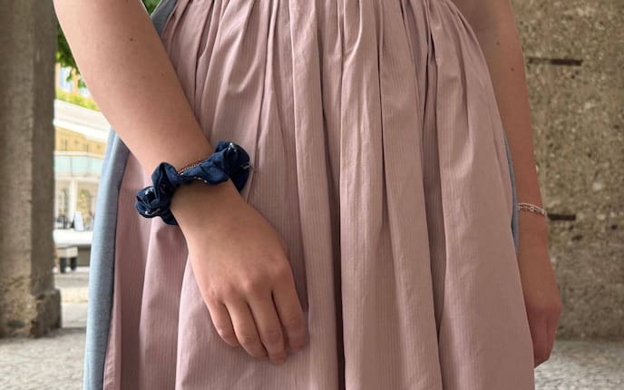 Am Handgelenk sieht man ein Haarband aus Stoffresten