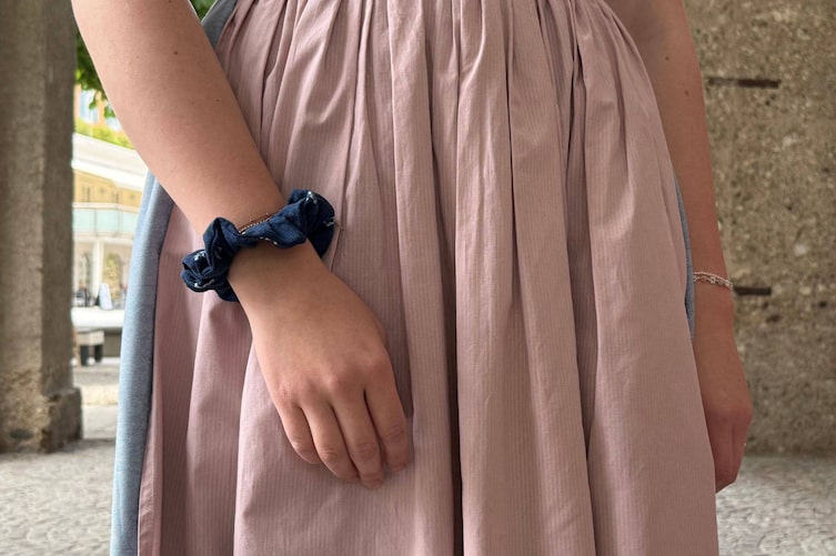 Am Handgelenk sieht man ein Haarband aus Stoffresten