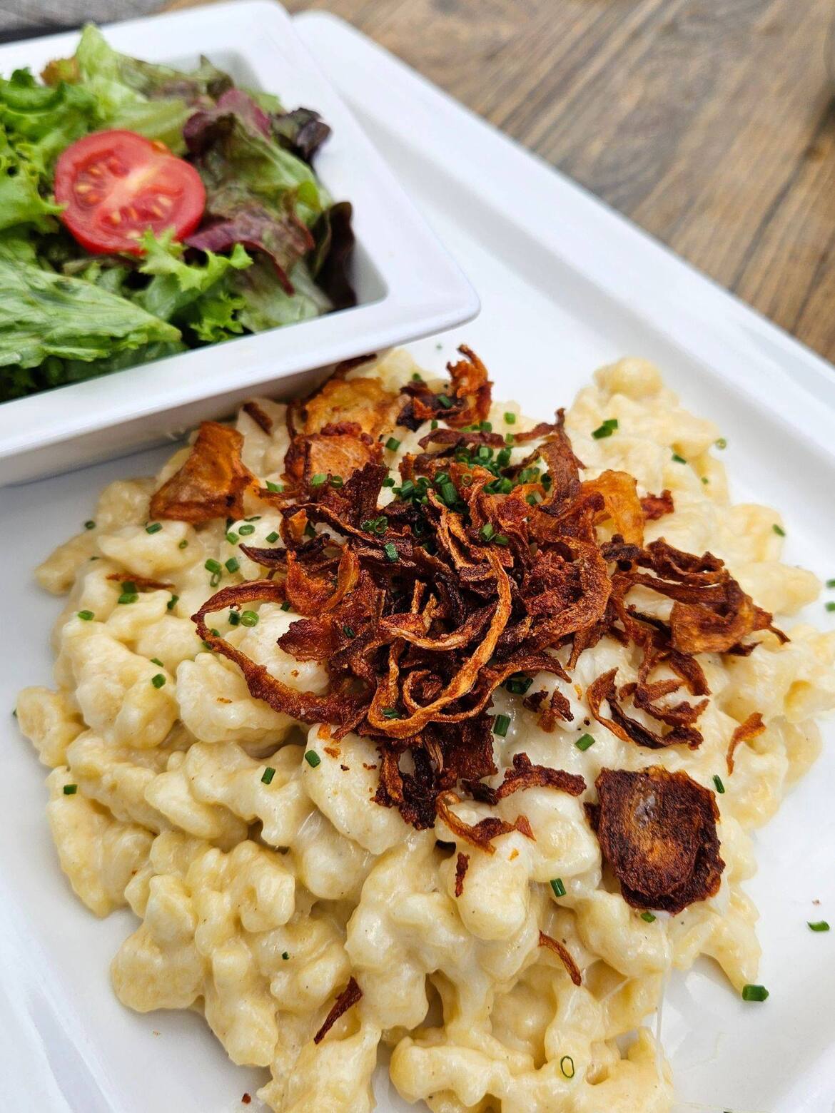 Käsespätzle mit Röstzwiebel und Salat