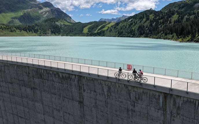 Stauwand vom Kops Stausee, türkisblaues Wasser und Berge