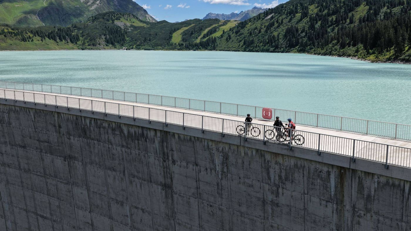 Stauwand vom Kops Stausee, türkisblaues Wasser und Berge