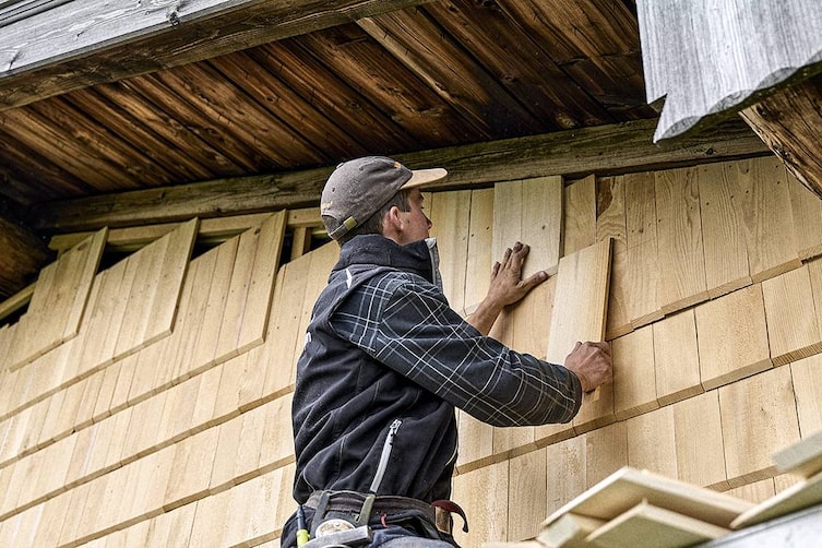 Im Herbst werden die Gebäude mit neuen Schindeln winterfest gemacht.