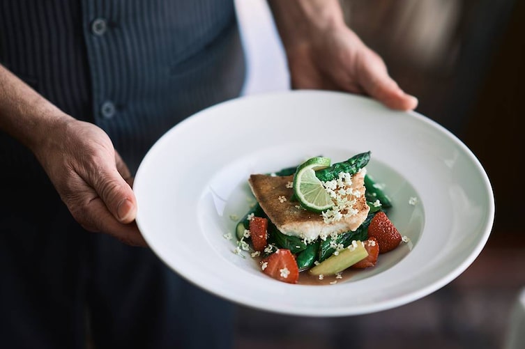 Ein Teller Spargelgericht