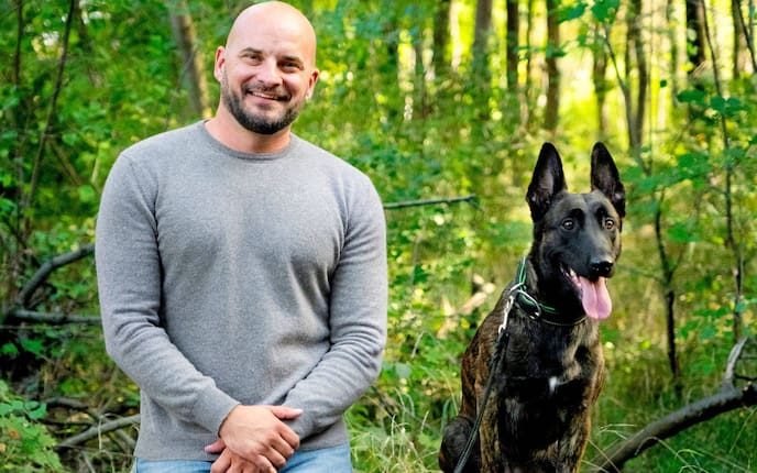 Hundetrainer Florian Günther mit Hund, Servus
