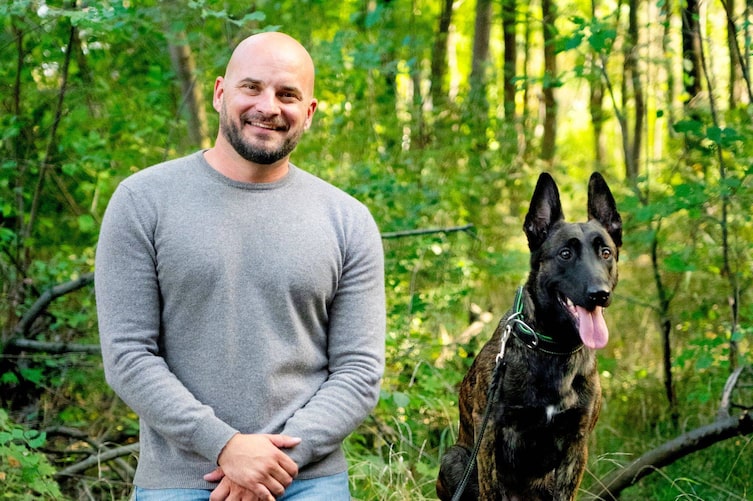 Hundetrainer Florian Günther mit Hund, Servus