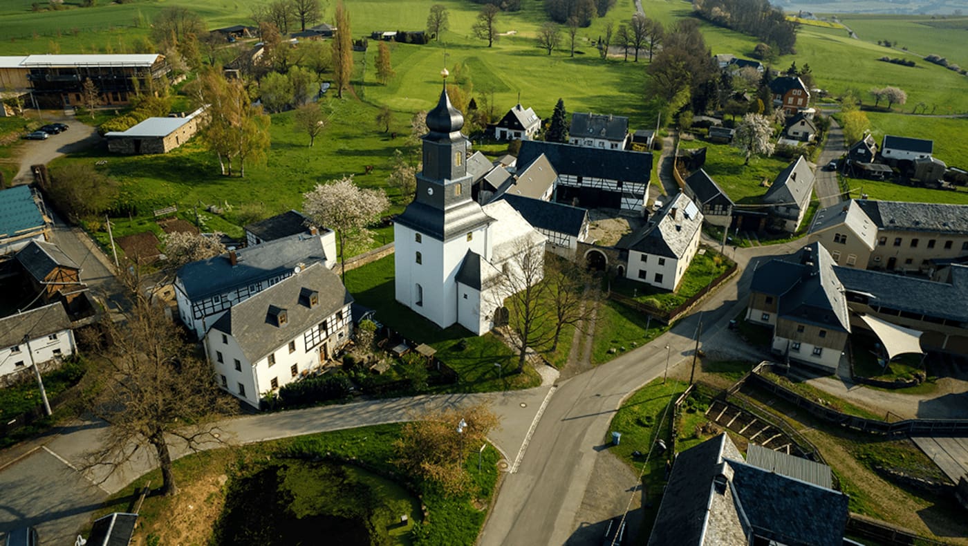 Jößnitz_Steinsdorf_mit_Kirche