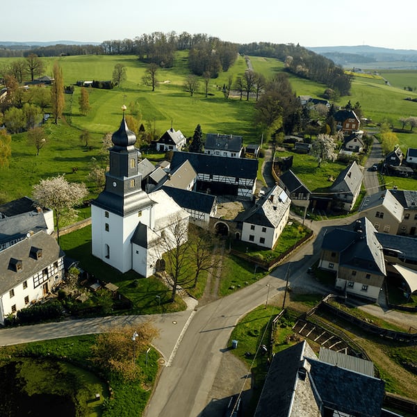 Jößnitz_Steinsdorf_mit_Kirche