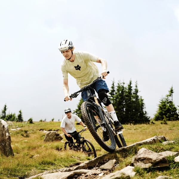 Zwei junge Männer auf dem Mountainbike in der freien Natur in der Osteiermark.
