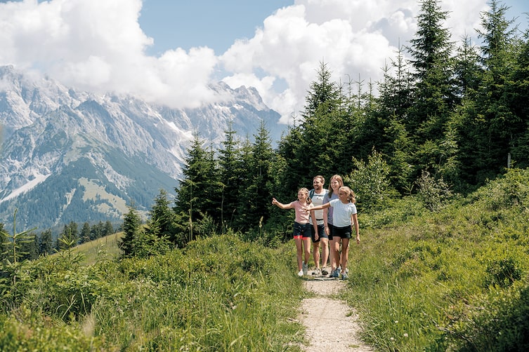Eine Familie wandert im Sommer am Hochkönig