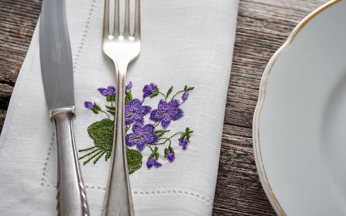 Stoffservietten mit aufgestickten Veilchen, Servus am Marktplatz