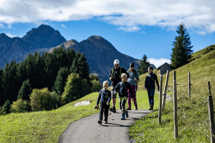 die familienfreundliche Bronzeroute, eine Familie erwandert den Weg
