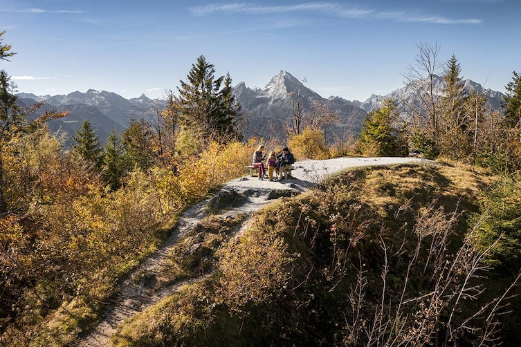 Herbstwanderung zur Kneifelspitze bei Berchtesgaden mit Blick auf den Watzmann und goldenem Laub.