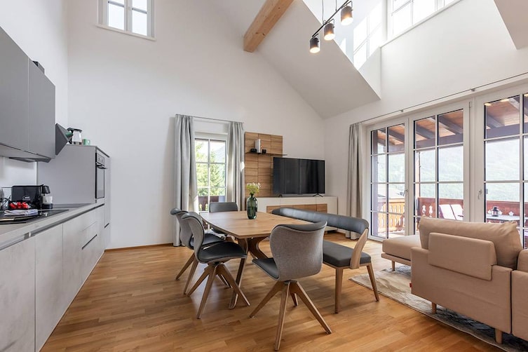 Der großzügige Wohn-Essbereich bietet alle Annehmlichkeiten für gemütliche Abende im Freundeskreis.