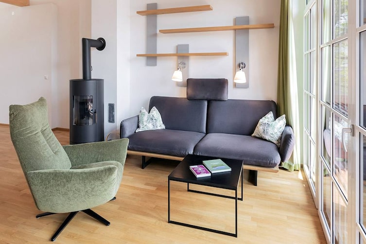 Hier kann man sich mit einem guten Buch zurückziehen oder auch nur den Blick auf den Dachsteingletscher genießen.