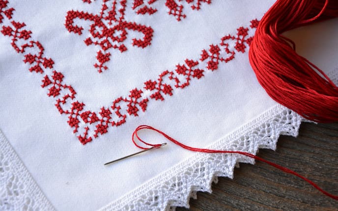 Weihkorbdecke, Sticken