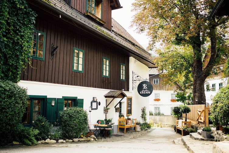 Außenansicht vom Gasthaus Krenn in Pürgg in der Steiermark im Sommer.