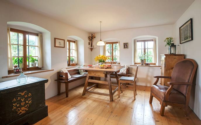 Wohnen, Hausbesuch, Stube, Jogltisch, Bauerntruhe