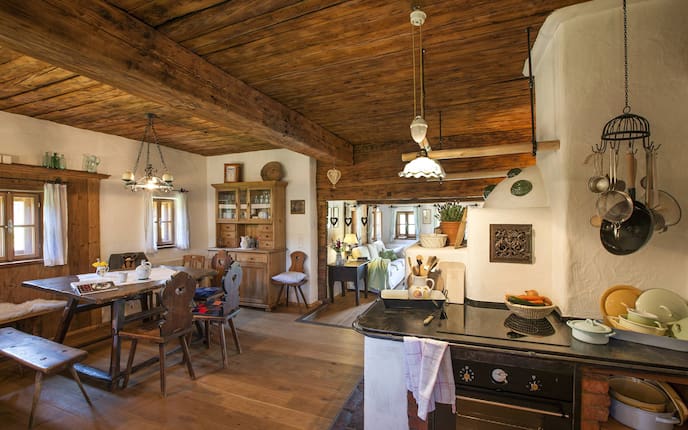 Hausbesuch, Küche, Wohnzimmer, Herd, Tisch, Sessel, Kasten