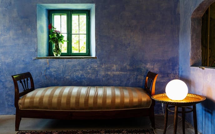 Wohnzimmer mit blauer Wand und grünem Fenster