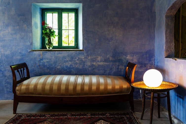 Wohnzimmer mit blauer Wand und grünem Fenster