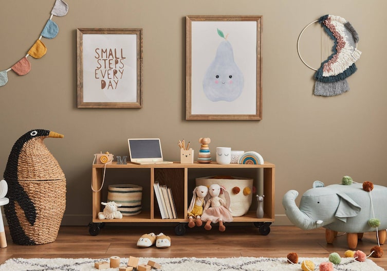 Kinderzimmer mit Spielsachen und Wand in Braun